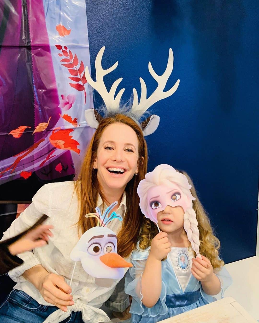 エイミー・デビッドソンさんのインスタグラム写真 - (エイミー・デビッドソンInstagram)「Lennox had such a fun time at his Frozen party with his school friends!❄️ "I get to be Olaf, mommy??!" ☃️ This kid melts my heart. I loved surprising the kids with #nestfrozenstories on the #nestmini ! Watching them get excited about Anna’s story was the cutest! @GoogleNest #NestFrozenStories #GiftFromGoogle #friends #kids #frozen2」11月22日 7時17分 - amy_davidson