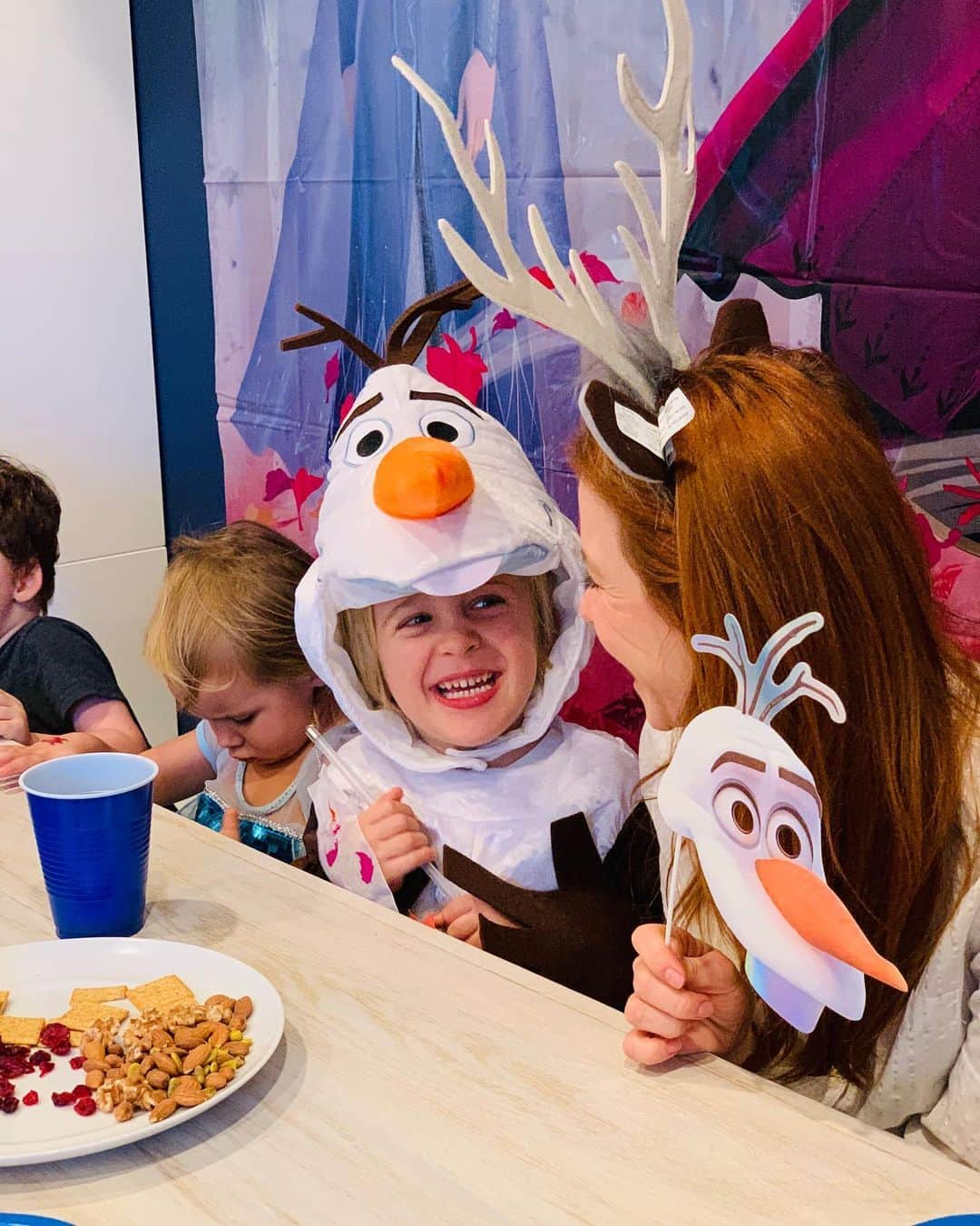 エイミー・デビッドソンさんのインスタグラム写真 - (エイミー・デビッドソンInstagram)「Lennox had such a fun time at his Frozen party with his school friends!❄️ "I get to be Olaf, mommy??!" ☃️ This kid melts my heart. I loved surprising the kids with #nestfrozenstories on the #nestmini ! Watching them get excited about Anna’s story was the cutest! @GoogleNest #NestFrozenStories #GiftFromGoogle #friends #kids #frozen2」11月22日 7時17分 - amy_davidson