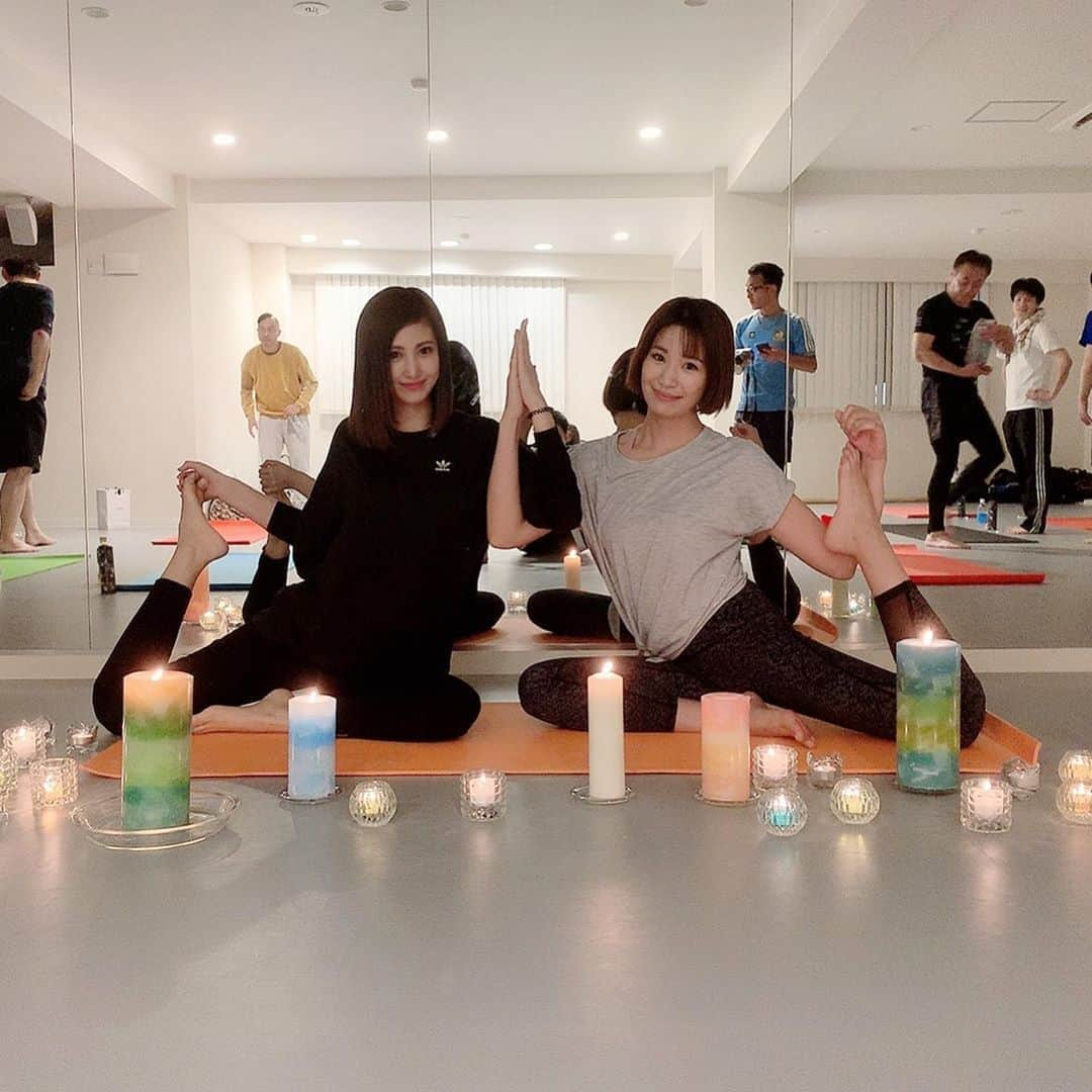 梅田えりかさんのインスタグラム写真 - (梅田えりかInstagram)「ミクのキャンドルヨガ受けてきたよ🧘‍♀️ お友達のまさくんと！！ . キャンドルの🕯ゆらゆら揺れる火を見ながらのヨガはリラックス効果とてもあり良かったぁ🥺💕 .  #ヨガ #yoga #ダイエット #健康 #イベント #美容 #美肌 #キャンドル　#キャンドルヨガ #キャンドルヨガナイト #リラックス」11月22日 7時35分 - umeeri524