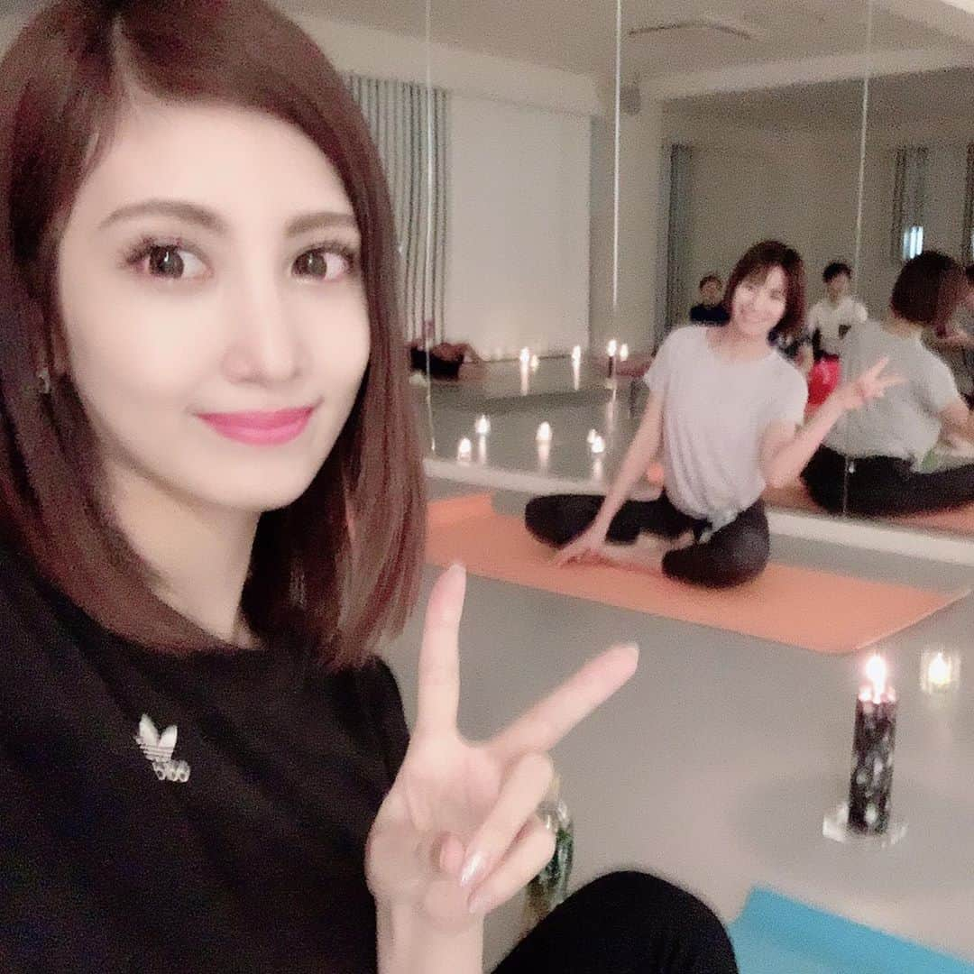 梅田えりかさんのインスタグラム写真 - (梅田えりかInstagram)「ミクのキャンドルヨガ受けてきたよ🧘‍♀️ お友達のまさくんと！！ . キャンドルの🕯ゆらゆら揺れる火を見ながらのヨガはリラックス効果とてもあり良かったぁ🥺💕 .  #ヨガ #yoga #ダイエット #健康 #イベント #美容 #美肌 #キャンドル　#キャンドルヨガ #キャンドルヨガナイト #リラックス」11月22日 7時35分 - umeeri524