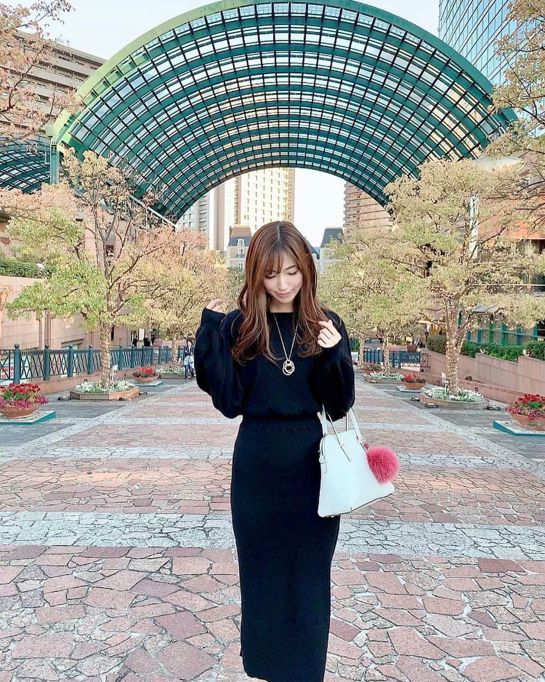 のインスタグラム：「おはよう🐟ざいます。今日からしばらく雨ですね☔️寒いなー . ニットワンピは @stellaviana_official です💓 テラハのあやちゃんのブランドで前から注目してたんだけど、やっぱりかわいー🥳💓 袖がバルーンだからヒートテックも極暖も着込めちゃうのが嬉しい🥺✨ バックにスリットが入っていて女性らしいデザインです💓 この秋冬大活躍してくれそう🥳💓 . . .  #stellaviana #ステラヴィアナ」
