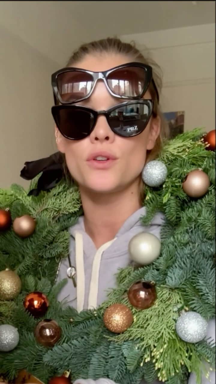 ニーナ・アグダルのインスタグラム：「@sunglasshut surprised me with one heck of a present 🎁」