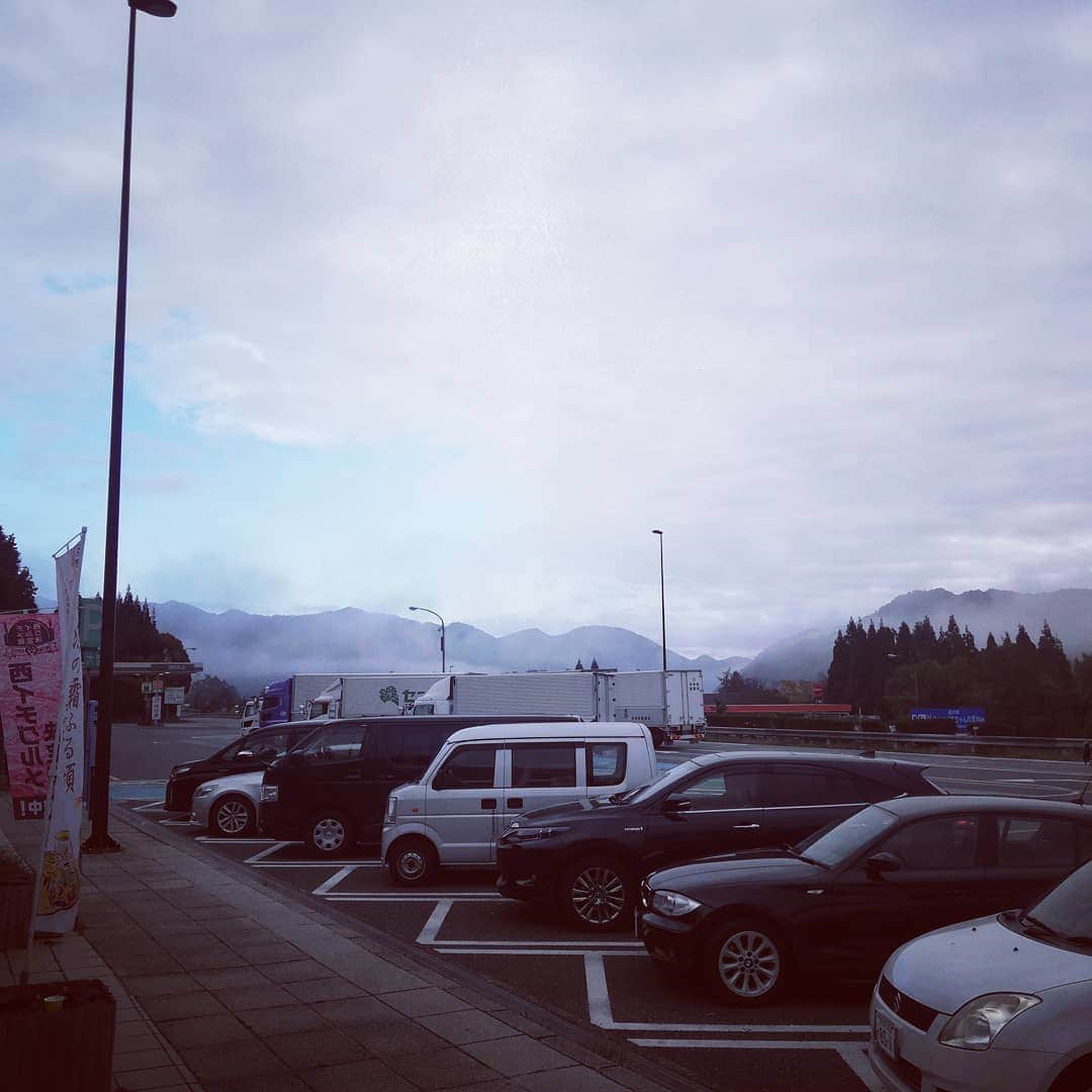 松本隆博のインスタグラム：「。 絶対に寝坊する自信あったから ^^;4時に起きて旅立つ、車中休憩 してたら名物雲海が観れたから 良かった。(^o^)/ ～人生遊歩道～」
