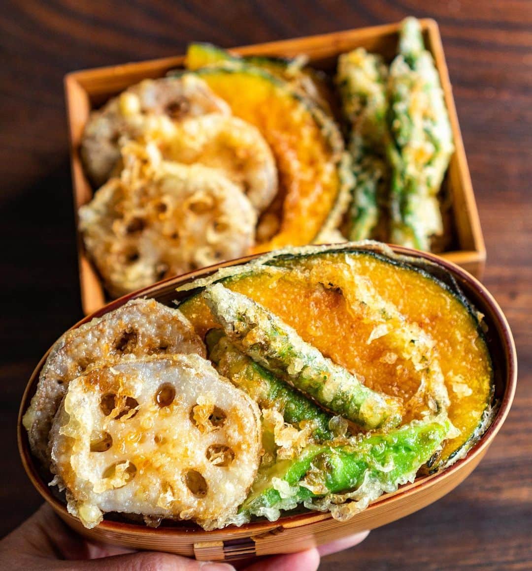 のインスタグラム：「○天丼弁当○ ・ 蓮根・南瓜・アスパラ ご飯にはちりめん山椒 ・ 野菜天だけだと跳ねないし早い。 何より安い☺︎お給料日前の#粗弁 と言いつつ、タレを作るのに2回も焦がしたのは内緒です😱🤣 お鍋の熱伝導が良すぎるんだ。テフロンかなんかのソースパン的なものが必要だ。と道具のせいにしてまたモノが増える🙈 ・ 蓮根が美味しい季節ですね(´ڡ`) #obento #bento #lunchbox #お弁当 #おべんとう#天ぷら#野菜天#天丼#天丼弁当#丼弁当#曲げわっぱ #わっぱ#公長齋小菅#茶弁」