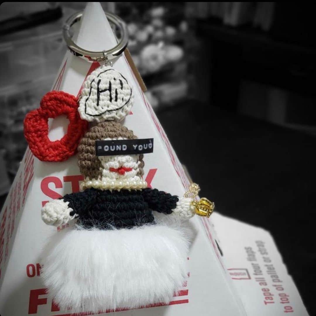 のインスタグラム：「タピエスタイル渋谷ヒカリエ店ではクリスマスプレゼントにピッタリのやキーホルダーケースの beautiful_widelyをカタログスタイルでご紹介いたします。 、 キーケース¥3500~ アイウェアブローチ¥800 ミラーチャーム¥2000~ リール付きのキーケースです。 身体に鍵が隠れ キーケースに見えないキーケース！ ベルトループや、バックに取り付けていただけます。 リールが伸びるので取り出しやすく、とても便利です。 、 、  今でしたら イラストレーター須川まきこ氏のイラスト入りペーパーバック&メッセージカードの無料サービスご用意しております。  魅惑的なギフトラッピングでクリスマスギフトの贈り物のご用意をタピエスタイルでいかがでしょうか？  こちらは前半11/22~12/10まで出展いたします。 ぜひご覧ください。  #渋谷#渋谷ヒカリエ#タピエスタイル#ギフト#プレゼント#おしゃれ#個性的#オリジナル #beautifulwidely #beautiful_widely#バックチャーム#gift#キーケース#キーホルダー#ミラー#チャーム#ネコ#くま#ねこ#クマ#猫#スマホアクセ#doll#bear#handmade #keycase#keyring#cat #knitgoods #handknitting」