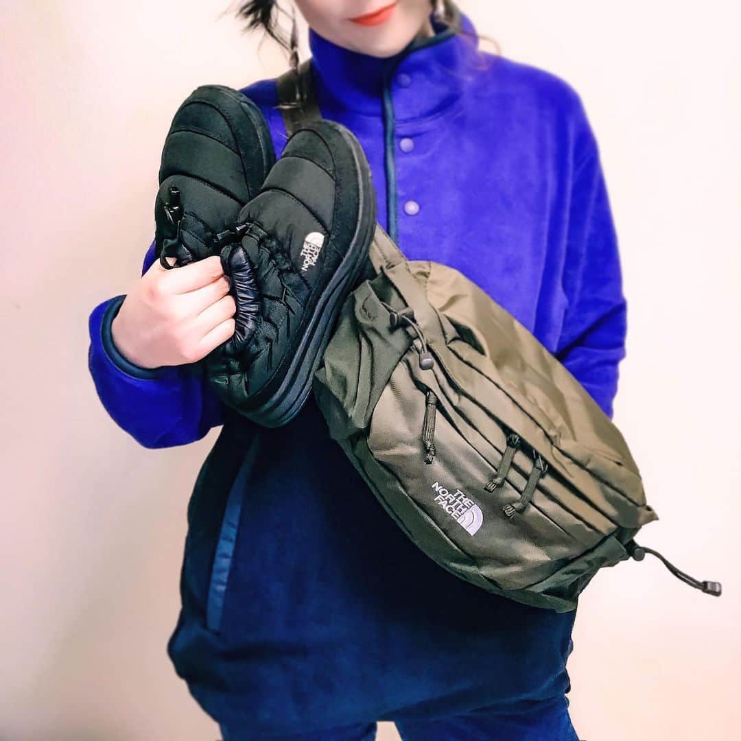 のインスタグラム：「メンズのフリースイロチ買い（＾ν＾） ユニクロは今セール中なので、他のもチェックしなきゃー🤘 熱が38度あるのに仕事行かなきゃいけないとか地獄(..◜ᴗ◝..)同じくそんなサラリーマンの皆さんもお疲れ様です。  #39度だった件 #uniqlo #uniqloコーデ #フリース #メンズファッション #アウトドアコーデ  #メンズライク #uniqloginza2019fw #thenorthface #ノースフェイス #ヌプシ #ボディバッグ #ウエストポーチ #上下ユニクロ部」