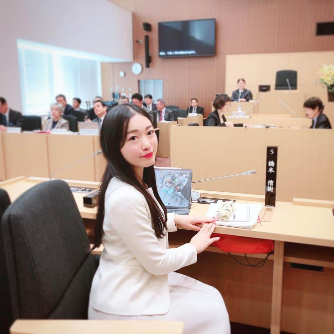 桜雪さんのインスタグラム写真 - (桜雪Instagram)「渋谷区議会 令和元年第４回定例会にて 代表質問を行いました。 (緊張した)  保育園入園手続きの電子化・人工知能導入による行政コストの削減、 結果通知の早期送付  ビーチコートの整備や屋内遊び場の拡充、  小型モビリティを活用した移動支援、  災害時の避難情報発信の充実、 区内全域の喫煙所マップの作成、 群集マネジメントの応用、  SOGI理解に向けた人権教育、  デフスポーツの支援、手話言語・情報コミュニケーション条例の策定  ホームシェア型民泊の推進による 豊かな観光体験の提供、地域と観光客の結びつき作り、 ナイトタイムエコノミーの推進、  原宿駅旧駅舎保存、 ササハタハツの開発などなど、、、 多くの提言を行い、 前向きな答弁をいただきました。  色々と実現していくと思うと楽しみです！  日頃からの課題意識もありますが、  たくさんの人と出会って、 たくさんの声を聞けたからこそ、 出来た提案がほとんどです。  いつも支えてくれる皆さん、 ご期待くださっている皆さんに 改めて感謝です。  今後もご指導ご鞭撻のほど、よろしくお願い致します。  ちなみに、本定例会から 渋谷区議会ではタブレットが導入されました。 質問も紙の原稿ではなく、タブレットを持って行いました！  #渋谷　#代表質問　#ある意味デビュー戦  #政治　#渋谷区　#渋谷区議会 #議会　#polititian #shibuyacity #assembly #白スーツ #ict #タブレット導入」11月22日 8時31分 - yuki_12hsm