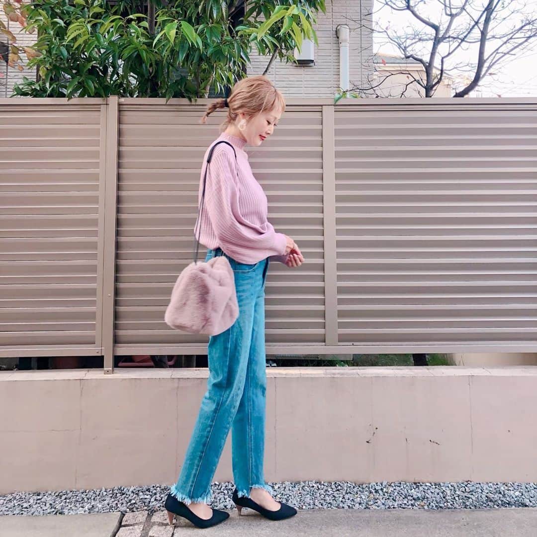 Kikuno Sayumiさんのインスタグラム写真 - (Kikuno SayumiInstagram)「〻lavender knit〻 ・ ・ ・ @futier_land のラベンダーニット。色味がキレイ😍 ・ ボトルネックやボリュームスリーブな所も好き！ ・ ・ ・ knit▶ @futier_land bottoms▶ @real_cube bag▶ @donobanweb shoes▶ @gu_for_all_ ・ ・ ・ #ファッション#ママ#プチプラコーデ#大人カジュアル#ヘアアレンジ#大人可愛い#ジユジョ #lucrajp#シンプルコーデ#mamagirl#ママリ#ママリファッション#locari#お洒落さんと繋がりたい#ママコーデ#令和ベイビー#男の子ママ#リンクコーデ #産後ファッション#授乳コーデ #授乳ファッション #donoban #ドノバン#futierland #フューティアランド」11月22日 8時31分 - sayumikikuno