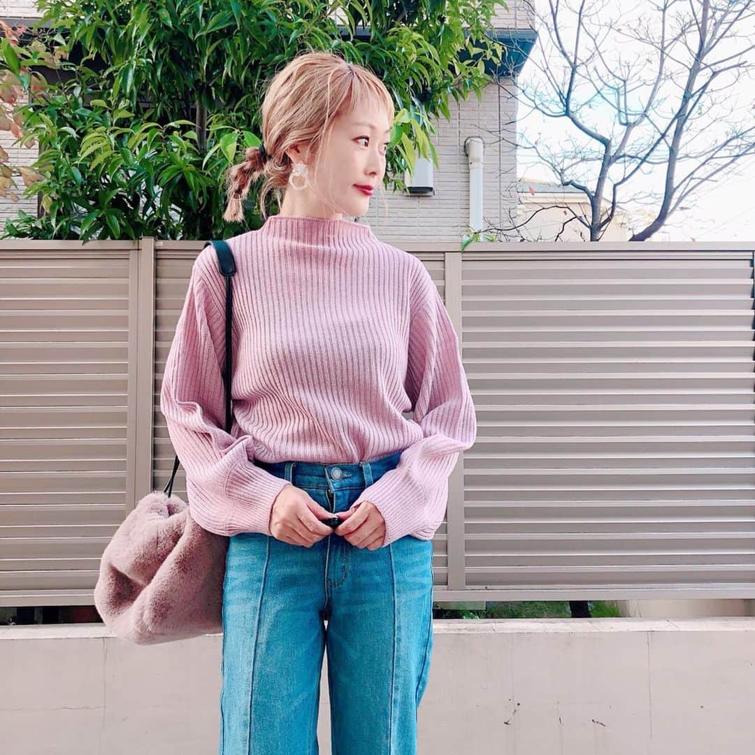 のインスタグラム：「〻lavender knit〻 ・ ・ ・ @futier_land のラベンダーニット。色味がキレイ😍 ・ ボトルネックやボリュームスリーブな所も好き！ ・ ・ ・ knit▶ @futier_land bottoms▶ @real_cube bag▶ @donobanweb shoes▶ @gu_for_all_ ・ ・ ・ #ファッション#ママ#プチプラコーデ#大人カジュアル#ヘアアレンジ#大人可愛い#ジユジョ #lucrajp#シンプルコーデ#mamagirl#ママリ#ママリファッション#locari#お洒落さんと繋がりたい#ママコーデ#令和ベイビー#男の子ママ#リンクコーデ #産後ファッション#授乳コーデ #授乳ファッション #donoban #ドノバン#futierland #フューティアランド」