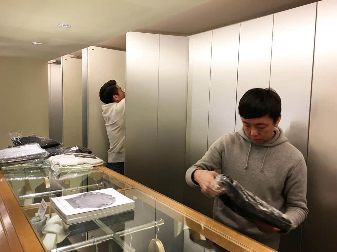 のインスタグラム：「. 《 #LWNewItemInformation 》 LW定番アイテム、補充中…。 今週末も様々なスウェットを揃えて お待ちしております(￣^￣)ゞ We'll wait at Sendagaya with a lot of stock this weekend. #loopwheeler #LWSENDAGAYA #tsuriami#ループウィラー #ループウィラー千駄ヶ谷#吊り編み #日本製スウェット#Madeinjapan #スウェット #パーカ」