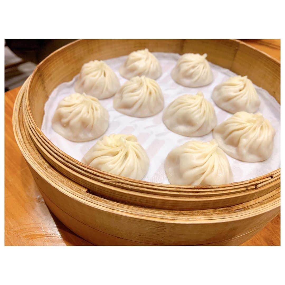 のインスタグラム：「初台湾🇹🇼 仕事で必要な物を調達する以外ずっと食べ物の事を考えてたと言っても過言ではない旅。笑 着いて最初にまずは大好物の小籠包ー。 本場で鼎泰豊。 台湾通な友にあまり並びたくないから本店ではなくこっちがいいよ。と言われたので新光三越店へ行きました。 着いたのは14時くらいで並んではいたけど、メニュー決めたり、小籠包包みを見たりしていたらあっとゆー間に呼ばれたよ。 小籠包はおかわり。 スタートから大満足です。 鼎泰豊楊枝がハイテク。 これお土産としても売ってました。 たしか、大量に入って50元。(約200円) 満足満腹で帰ろうとするが駐車場の精算機でつまずく。笑 読めませーん😅 後ろに並んでいた方が優しく教えてくれて無事出庫。 しかし、台湾の駐車場代安い！！ てか、台湾は物価も安ーい！！ 余談ですが。 今回台北以外への移動もあったのでレンタカーしましたが、普段運転慣れしてない方は台湾での運転はちょっと怖いかもです。 運転ルールはアメリカと一緒で右側通行。 とにかくバイクが色んなとこから攻めてくる。w 運転中も右から左から後ろからブンブン丸で飛び出てきます。 あと、煽り運転される事も多かったかなー。 駐車場は枠があったり、公共のPも意外とすぐ見つかるし駐車場代も安いです。 枠は戻ってきたときフロントに置かれてる紙をコンビニに持って行って支払うシステムです。 温泉巡りしたかったり、台北以外行きたい方で運転慣れしてる方はレンタカーはありだと思います。 日本のJAFで日本の免許の中国語訳を発行してもらえば台湾でレンタカー可能。国際免許はいらないです。 #trip #travelgram #taiwan #小籠包 #鼎泰豊」
