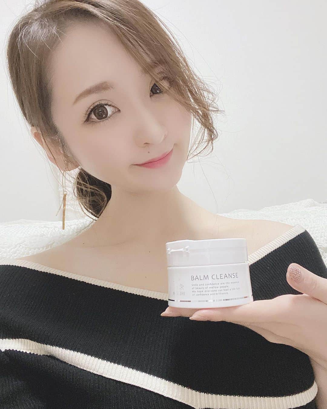 のインスタグラム：「最近使い始めた @mellife_cosmetics のバームクレンジング♥︎ バームを手に取って手のひらのあたりたかさで溶かしてお肌にのせて使うクレンジングだよ✨ これたのしい♫ 米ぬかに含まれるコメヌカ菌が、毛穴に詰まった角栓を分解し、アーティチョーク、ビタミンC誘導体が角質を除去しつつ黒ずみをケア、毛穴の開き、過剰な皮脂の分泌を防いでくれるみたい！ W洗顔不要なとこも◎ 美容成分90%配合でスキンケア効果もあるのと、パラベンや鉱物油、着色剤など不使用でお肌に優しいのも安心♡ #メリフ #バームクレンズ #mellife  #導入美容クレンジング #クレンジング #クレンジングバーム #毛穴ケア #毛穴レス #角質ケア #くすみケア #保湿ケア #PR」