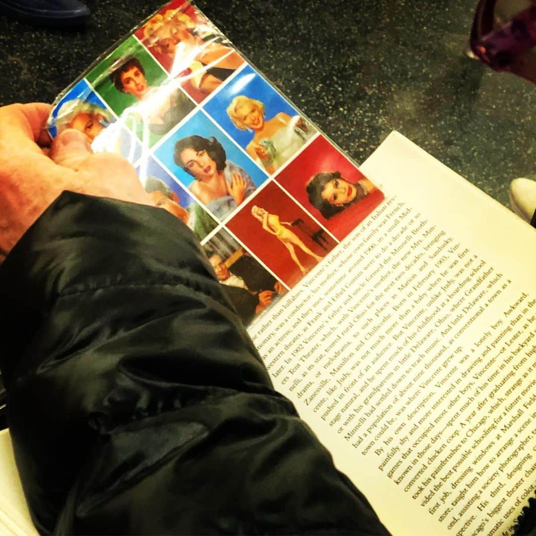 ジョン・ベンジャミン・ヒッキーのインスタグラム：「Subway pic of the week the guy sitting next to me reading judy garland bio with the best homemade bookmark ever made🙌」