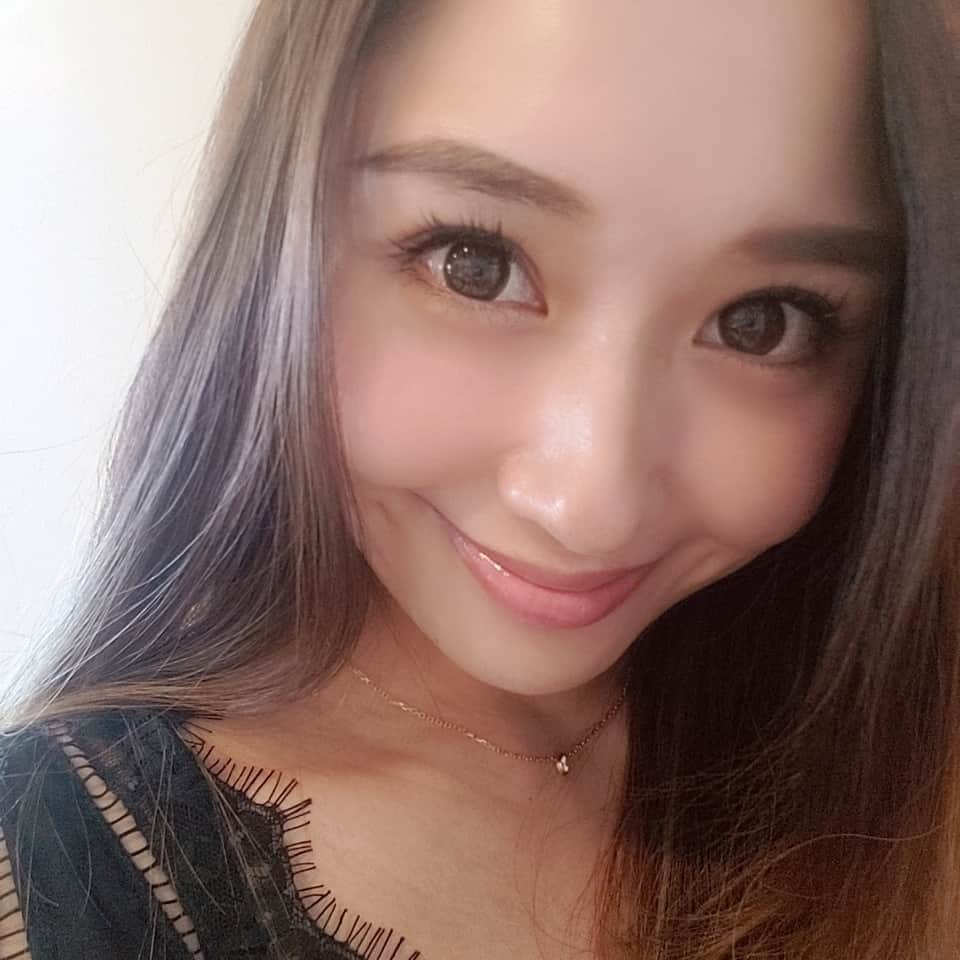 向山志穂のインスタグラム：「おはようございます☀  先日マツエクのリペアへ👀 まつ毛が綺麗になったので今日はナチュラルメイクにしてみました💕  ナチュラルメイクにするときはアイブロウパウダーをまぶたにも塗ってるの💞オススメだょ！  昔から使ってるものにあまり変化はないけど使ったものを三枚目に載せておきますねっ💕」