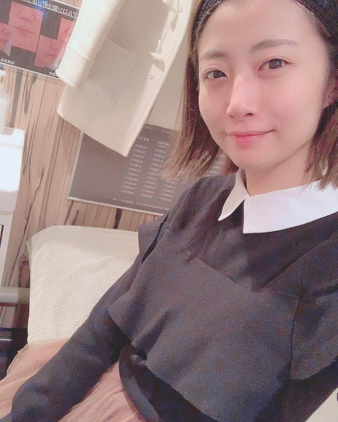 古川真奈美さんのインスタグラム写真 - (古川真奈美Instagram)「.﻿ .﻿ みひろちゃんに紹介してもらって、﻿ レーザートーニングをしに @yagbeauty_official にいってきました🧚🏻‍♀️﻿ ﻿ 今まで全く気にしてもなかったシミがこんにちわしてきて…(´･_･`)﻿ シミを気にする年齢になってしまったのかと現実を知って←実は2年前から気付いてたけど見て見ぬフリしてみたけど、増えてく一方で…笑﻿ ﻿ これはまずい！と﻿ シミを退治にいってきました👮‍♂️﻿ このレーザートーニングは、シミはもちろん、たるみ、くすみをなくして、キメの整った肌へと導びいてくれるもの🤤💕﻿ ﻿ 1回でシミがかなり薄くなったよﾟヽ(*´∀`)ﾉ♬﻿ ﻿ 終わったあとのフェイスパックがまた気持ちよかった🥺💓﻿ ﻿ ﻿ なんか、今、ほんっっとに色んな機械があって何がなんだか分からんけど、できることなら全部試してどれが自分に1番合うのか判断したいところ😂﻿ ﻿ しかし、今までやった全部の施術どれもよくて、﻿ どれも全部やり続けたい。。笑﻿ ﻿ ﻿ ﻿ 私は一生美容に力を注いで綺麗な女性でいたいと心から思ふ。﻿ ﻿ ﻿ シミやたるみが気になる皆様は一度いってみてください🙆‍♀️﻿ ﻿ 渋谷院 YAG BEAUTY CLINIC﻿ ☏0120915959﻿ ﻿ ﻿ #YAGBEAUTY #レーザートーニング #RRRマスクパック #美容に全力を注ぐ女 #これ以上老けたくない #誰か老化とめてくれ﻿ #instalike #instamood ﻿ #ow #instapic #instaphoto﻿ #girl　#follow #followme  #gravure  #japanesegirl  #selfies  #インスタグラビア」11月22日 8時57分 - mana_0619