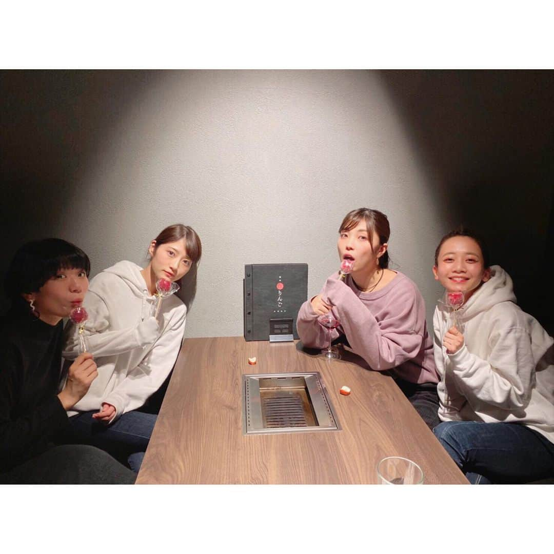 三戸なつめさんのインスタグラム写真 - (三戸なつめInstagram)「鉄コン女子会あらため、鉄コン肉会🍖 近頃開催頻度があがっておりまして非常に嬉しいかぎりなのです。 ばるぴーがすっごい美味しい肉屋さんを探してくれた！ 鉄コンといえばりんごだよなーー！🍎写真は最後にお店の人からもらったりんご飴です。くぅー。 珍しくお肉の写真とか載せちゃうから見ててよ！感想は全部おいしかったとだけお伝えするよ！  4枚目は電話中に闇の力を発動するばるイタチ！きゃわ！  5枚目はクロがシロになっちゃった！でもクロはクロなんだよなー！！！だよなー！！ 毎回誰かと服かぶる若ちゃん。かっこつけるような格好してないのにキメてます。それが俺らだよなーーー！  6枚目はみんなで！照明かっこよ！  7枚目、デザートはもなかっしょ！！！デザートにもなかおいてるご飯屋さん大好きなんだけどー！  8枚目はテキパキ後片付けをするしっかりものの2人。それを見守るわたし。おい  帰って写真を見返すわたし。 あれ、きはらっちのソロ写メがない。 ひそかに毎回撮ってたのに、、 次くるくる回転してる動画撮らせてもらお🥺 吉本坂二次審査7位通過おめでとう🎉すげ！ 早く歌って踊ってるところみたいんだけどーー！  舞台をやってからもう1年か、、。はや 今思い出してもお胸が熱くなる。 すんごい作品に携われて素敵なみんなと出会えて本当によかったなぁ。  以上！交信おわり！どーじょー！ #mito_natsume」11月22日 9時04分 - mito_natsume