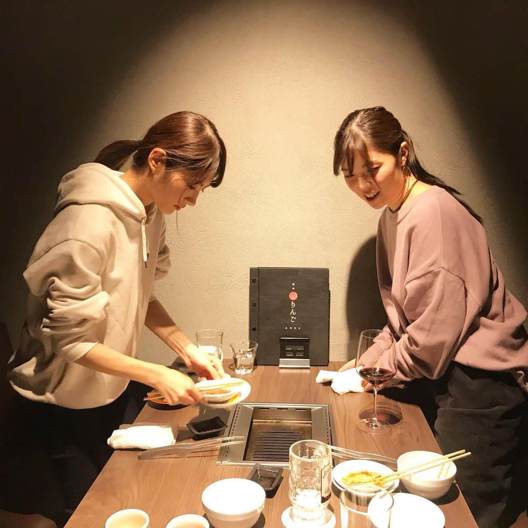 三戸なつめさんのインスタグラム写真 - (三戸なつめInstagram)「鉄コン女子会あらため、鉄コン肉会🍖 近頃開催頻度があがっておりまして非常に嬉しいかぎりなのです。 ばるぴーがすっごい美味しい肉屋さんを探してくれた！ 鉄コンといえばりんごだよなーー！🍎写真は最後にお店の人からもらったりんご飴です。くぅー。 珍しくお肉の写真とか載せちゃうから見ててよ！感想は全部おいしかったとだけお伝えするよ！  4枚目は電話中に闇の力を発動するばるイタチ！きゃわ！  5枚目はクロがシロになっちゃった！でもクロはクロなんだよなー！！！だよなー！！ 毎回誰かと服かぶる若ちゃん。かっこつけるような格好してないのにキメてます。それが俺らだよなーーー！  6枚目はみんなで！照明かっこよ！  7枚目、デザートはもなかっしょ！！！デザートにもなかおいてるご飯屋さん大好きなんだけどー！  8枚目はテキパキ後片付けをするしっかりものの2人。それを見守るわたし。おい  帰って写真を見返すわたし。 あれ、きはらっちのソロ写メがない。 ひそかに毎回撮ってたのに、、 次くるくる回転してる動画撮らせてもらお🥺 吉本坂二次審査7位通過おめでとう🎉すげ！ 早く歌って踊ってるところみたいんだけどーー！  舞台をやってからもう1年か、、。はや 今思い出してもお胸が熱くなる。 すんごい作品に携われて素敵なみんなと出会えて本当によかったなぁ。  以上！交信おわり！どーじょー！ #mito_natsume」11月22日 9時04分 - mito_natsume