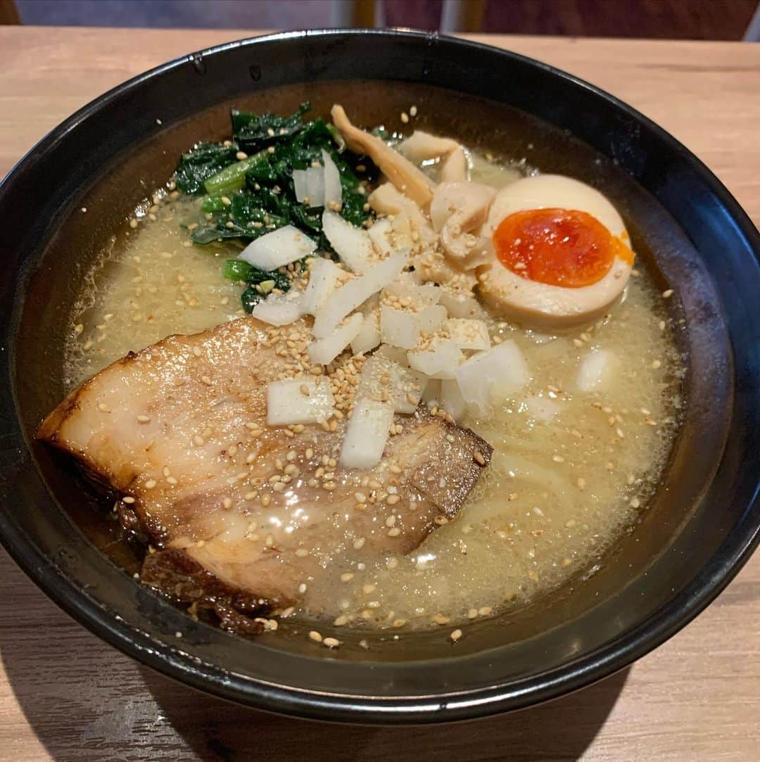 まぜそば・らーめん 覇丸堂のインスタグラム：「・ お店にはまだ出してませんが、 覇丸堂のみんながオリジナルで 考えた｢家系ラーメン｣🤣 ・ お店に出すかはまだ考え中💭 #覇丸堂#濃厚#まぜそば#追いめし#油そば #豚骨らーめん#とんこつラーメン #はまぐりラーメン#塩ラーメン #台湾まぜそば#塩まぜそば #唐揚げ食べ放題#からあげ#唐揚げ#近畿大学#近大 #食べ放題#腹パン#東大阪 #麺スタグラム #飯テロ#食テロ」