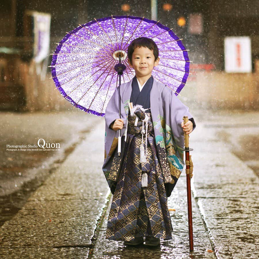 スタジオクオンのインスタグラム：「雨の七五三も良い思い出^_^ 神社への出張撮影もやってるよ〜  オフィシャルサイト⇒(@studio_quon)  #スタジオクオン渋谷  #スタジオクオン津田沼店 #スタジオクオン #753撮影  #七五三 #753 #七五三撮影  #七五三ヘア #七五三コーデ #七五三前撮り撮影 #七五三ママ  #七五三男の子  #753前撮り  #753code  #七五三7歳  #七五三前撮り  #ママリ #船橋フォトスタジオ  #初台フォトスタジオ #七五三3歳  #カメラ好きな人と繋がりたい #写真好きな人とつながりたい #幡ケ谷フォトスタジオ #初台フォトスタジオ」