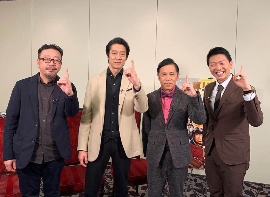 上坂嵩さんのインスタグラム写真 - (上坂嵩Instagram)「映画「決算！忠臣蔵」にW主演する #堤真一 さん #岡村隆史 さん、監督の #中村義洋 さんを直撃しました！﻿ ﻿ 忠臣蔵を"お金"の側面から描いた時代劇コメディ。﻿ 堤さんが、お金と女性にだらしない大石内蔵助を、岡村さんが勘定方の矢頭長助を演じています。﻿ ﻿ 私が映画から感じたのは、少し見方を変えると、疑わなかった事実の全く違った側面が見えてくる（かもしれない）ということ。﻿ コメディでありながら、物事の本質を突いた作品だと感じました！﻿ ﻿ ﻿ けさの #レコメン坂 では、岡村さんのレコメンソングとして #反町隆史 さんの #POISON をご紹介！﻿ ﻿ 岡村さんにとって十八番だそうで、自身主催の音楽イベントでも披露するほどなんだとか！﻿ 歌詞に共感される方も多いはず。﻿ 自分もカラオケで熱唱したいと思います。﻿ ﻿ ﻿ そして映画には、#竹内結子 さんや #石原さとみ さん #妻夫木聡 さん #横山裕 など、豪華俳優陣が出演。﻿ ﻿ 堤さんや岡村さんが、撮影現場での共演者とのエピソードなどをたっぷり明かしてくれました！﻿ さらに、大河ドラマにも出演予定の岡村さん。現場での大失態をしてしまったとか！？﻿ ﻿ インタビューの第2弾は、来週25日(月)に放送予定です！お楽しみに！﻿ ﻿ ﻿ #メーテレ #ドデスカ #上坂嵩」11月22日 14時33分 - takashi_uesaka_nbn