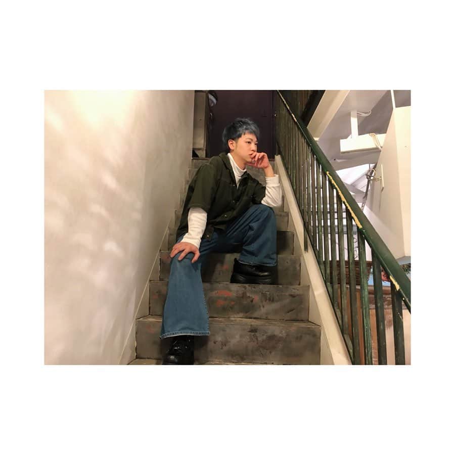 河崎良侑さんのインスタグラム写真 - (河崎良侑Instagram)「りょう、2019年冬仕様に仕上がりました。 ゴジカラーで青に💙💙💙 @kojimaaaaaaaan  松永さん @tak.c にカットを。  個性的かつ可愛いに仕上げてもらいました。  ありがとうございます。  #insi #メンズカット #メンズカラー #かっこいい #可愛い #個性的ヘア #青　#ブルーヘアー」11月22日 9時16分 - ryosuke.kawasaki