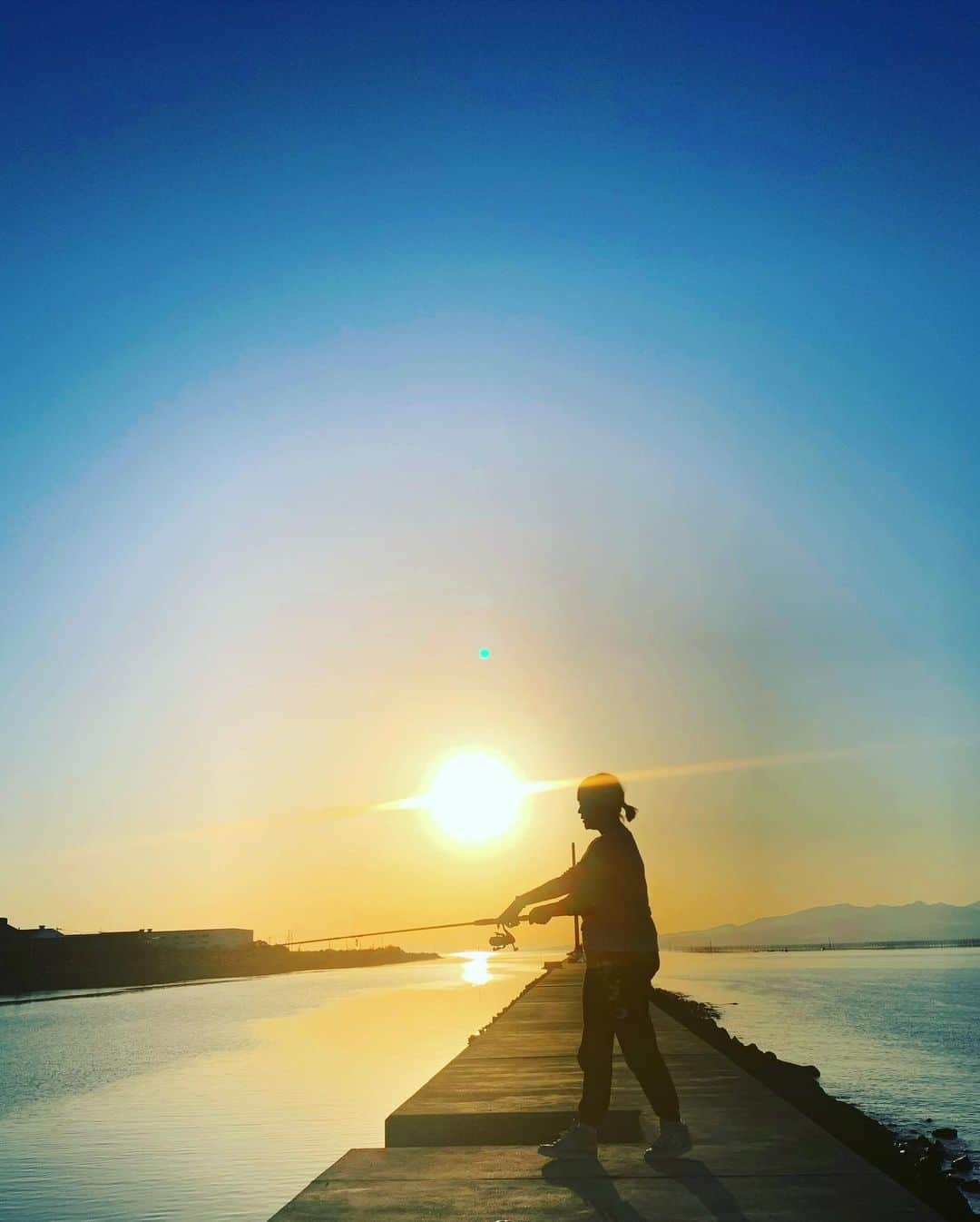 あびる優さんのインスタグラム写真 - (あびる優Instagram)「ふらっと釣り🎣に出かけたら、力強くて神々しい夕陽が、、🥺✨ 太陽を邪魔するもがいっさい無くて、まんまるで大きくて近すぎて神秘的で、、、日没までしっかり見届けて幸せな時間でした🥰🌤 結果、釣りより夕陽に夢中😂😛 #family#sister#love#happy#sunset#家族#姉妹#仲良し#姉#甥っ子#大好き#夕陽#夕日#サンセット#神々しい#まんまる#キラキラ#幸せ#思い出」11月22日 9時18分 - yuabiru74