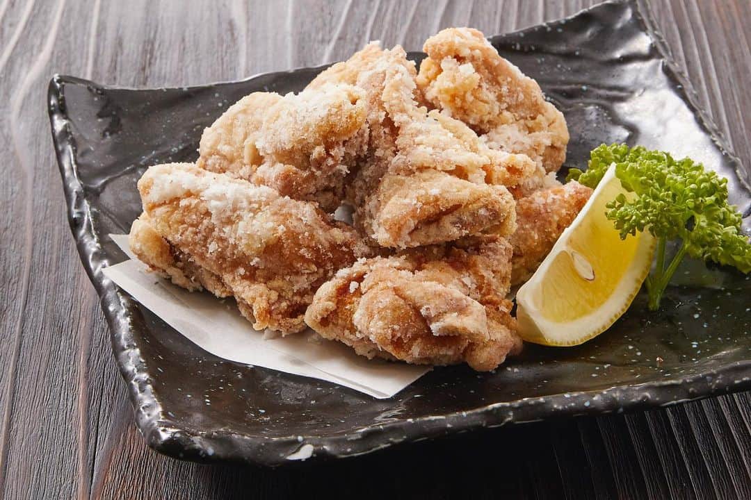 居酒屋やぐらのインスタグラム：「. 『居酒屋やぐら』 八幡山駅から徒歩3分 URLはこちら⇒（@yagura__official） ------------------------------------------------ いよいよ忘年会シーズン到来ですね🌈 . 新鮮な鳥を仕入れ、火入れにも気をつけております。 揚げ方にもこだわっており、外はサクッ！中はジューシーな仕上がりに✨ . 一度食べたらヤミツキの味『居酒屋やぐら』の唐揚げを食べてみませんか？ . お酒のつまみとしても相性抜群ですよ❗️ ------------------------------------------------ #東京 #八幡山 #居酒屋やぐら #居酒屋 #創作 #宴会 #歓送迎会 #女子会 #酒場 #串焼き #地酒 #酒 #落ち着く空間#food #foodstagram #飲食店 #デート #おいしい #杉並区#刺身 #ビール #美味しい #深夜営業 #焼酎 #お刺身 #お酒#instafood #japan #さしみ #tokyo」