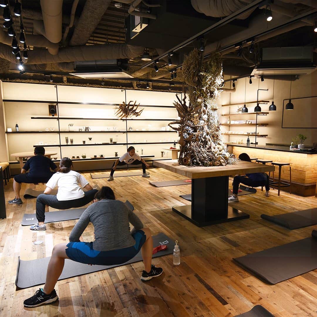 のインスタグラム：「[KINTO JOURNAL]⁠⠀ Wednesday Workout⁠⠀ ⁠⠀ 東京オフィスでは、毎週水曜日の朝、希望スタッフが参加できるトレーニング&リラクゼーションレッスンを設けています。インストラクターの阿部さんに、スタッフに合ったメニューを用意していただき、楽しみながら健康へ取り組んでいます。⁠⠀ （詳しくはLinkin.bioをクリック @kintojapan）⁠⠀ ---⁠⠀ Every Wedensday morning in the KINTO Tokyo office, there is a training and relaxation session that staffs can participate in. Our instructor, Natsuki Abe, prepares a lesson suited for us and we have a great time working out.⁠⠀ (see linkin.bio @kintojapan)⁠⠀ ---⁠⠀ Share your KINTO items with #mykinto for a chance to be featured.⁠⠀ .⁠⠀ .⁠⠀ .⁠⠀ #kinto #キントー #journal #workout #simplelife #simpledesign #healthylife #lifestyle #workoutbottle #mybottle #tumbler #zerowaste #fitness #トレーニング #ヘルシーライフ #ワークアウト #ライフスタイル #シンプルライフ #シンプルデザイン #マイボトル #シンプル #暮らしの道具 #暮らしを楽しむ #シンプルな暮らし #丁寧な暮らし」