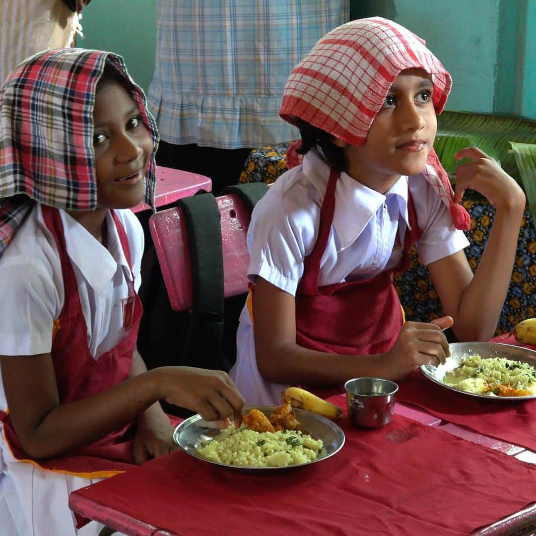 Clarins Canadaさんのインスタグラム写真 - (Clarins CanadaInstagram)「Every day, we’re committed to fighting world hunger in collaboration with @feed by providing school meals to children around the world.🍴🌍 __________ Tous les autres jours, nous sommes engagés à lutter contre la faim dans le monde en collaborant avec @feed et en fournissant des repas scolaires aux enfants du monde entier.🍴🌍 . . . #Clarins #BeautyFromTheHeart #Feed #CSR」11月22日 9時40分 - clarinscanada