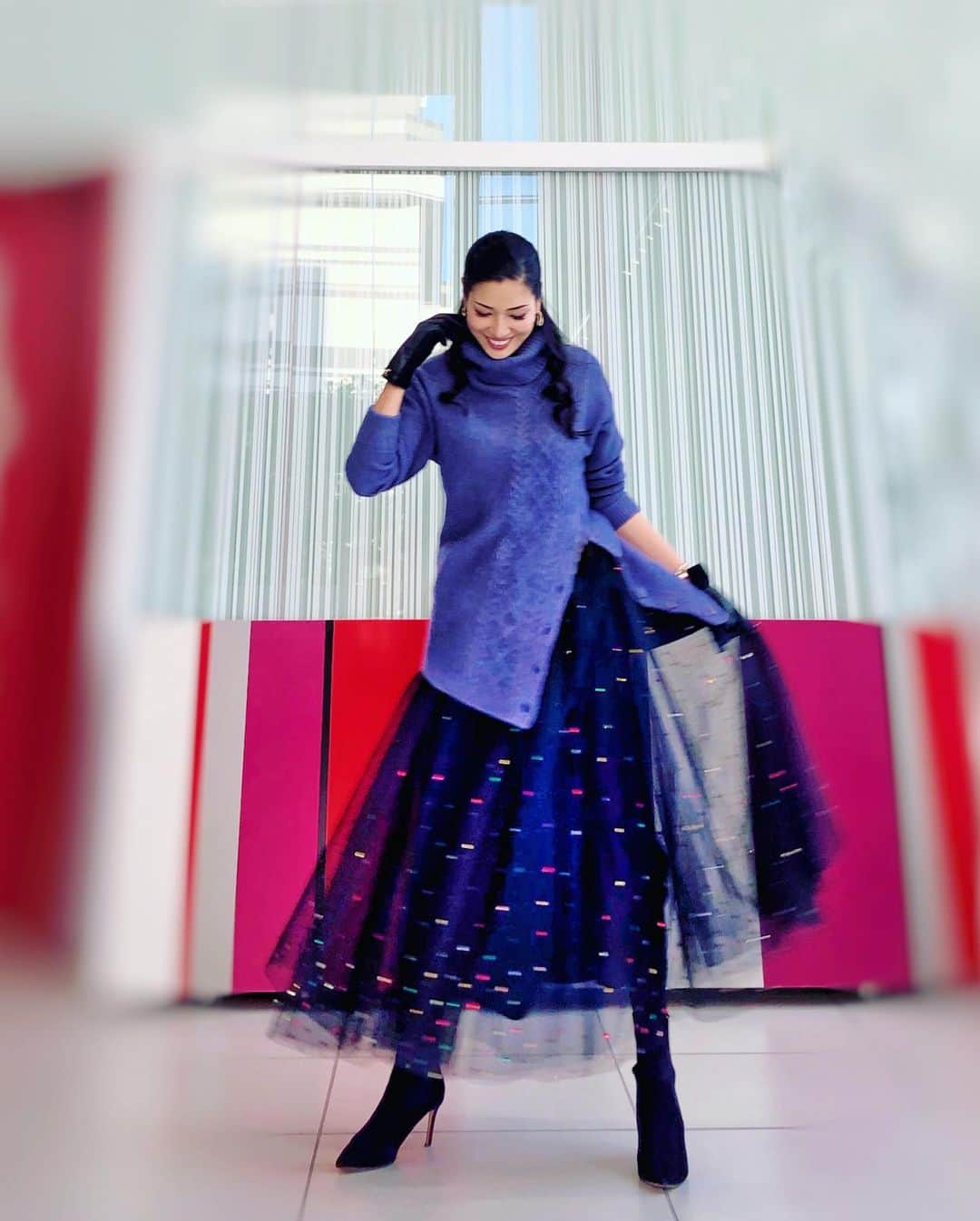 アンミカさんのインスタグラム写真 - (アンミカInstagram)「パリコレ学で一目惚れした　@keitamaruyama さんのチュールスカートを、冬のセーターに合わせてドラマティックに💜 。 12/7(土) @anelalux 〜アネラリュクス〜でTSV発売の、取り外し可能の袖ファー付きボタンセーターは、サイドの５つボタンを外すと、ボリュームあるスカートやワンピと合わせられる😍 。 このチュールスカートは、大人の腰張りさんでも着用出来るよう探してる最中に出会った、一生の宝物✨ 。 #夏は白いシャツに合わせて着用したこのチュールスカートは一生の宝物💗 #内側にネイビーのチュールが挟んであるのがお気に入りでどんなトップスの色にも合わせやすい❣️ #肌触り良い伸びる裏地も付いてて200点満点のケイタマルヤマのチュールスカート✨ #冬は12月TSVのオフタートルの着痩せボタンセーターに合わせて☃️ #ボタンを閉めると普通の着痩せセーターで袖に取り外せるエコファーが着いて7000円代 #エコファー袖はゴムなのでタートルやダウンにもつけられて便利！ @anelalux @qvc_japan @keitamaruyama  #fashion #ootd #winterfashion #wintercode #ahnmika #model」11月22日 9時34分 - ahnmikaofficial