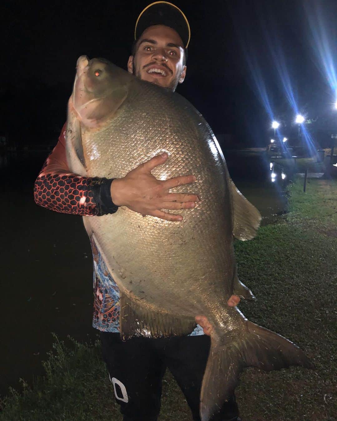 ナタンのインスタグラム：「Aquele  #TBT  de Respeeeito .  Tambatinga Up30 do @kikiturismo .. Top D+ 🎣  #KikiTurismo #Tambatinga」