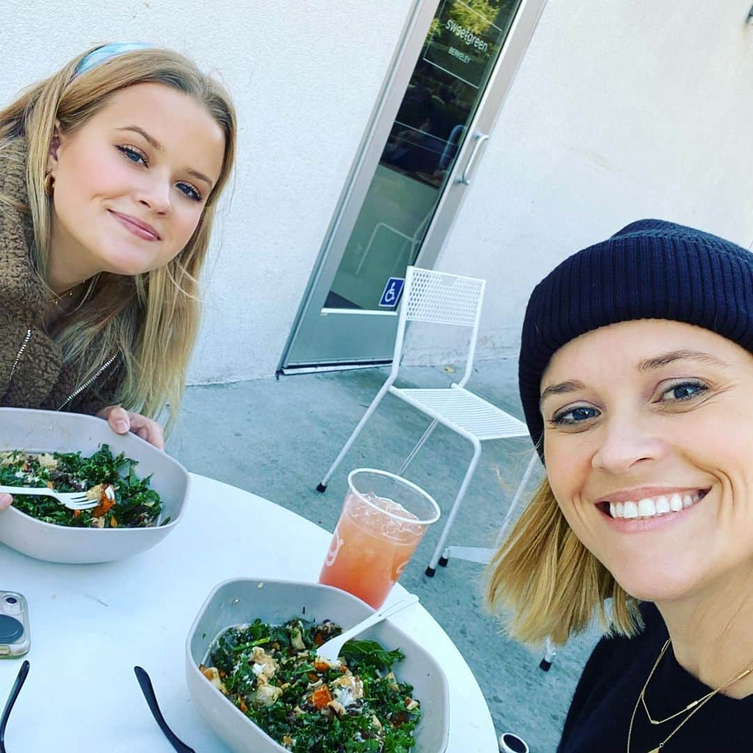 リース・ウィザースプーンさんのインスタグラム写真 - (リース・ウィザースプーンInstagram)「Lunch with my girl 🥰」11月22日 9時39分 - reesewitherspoon