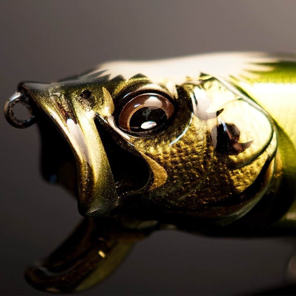 Megabass Inc.のインスタグラム：「唐獅子2020年Ver.！ご予約期間の締め切り迫る！！ 2020年Ver.はメタリック系の輝きを強調したM箔（メタル）仕上げ。水中から見上げたときのシルエットをハッキリと出し、光の当たり具合で強烈なフラッシングを放ちます。 M箔ベースが唐獅子模様とカラーリングをより引き立て、ペイントの鮮やかさと存在感がさらに増した美しい仕上がりです。 #megabass #メガバス #mymegabass #メガバスオンラインショップ #popx #popmax #babypopx #xpod #唐獅子 #唐獅子2020 #受注生産」