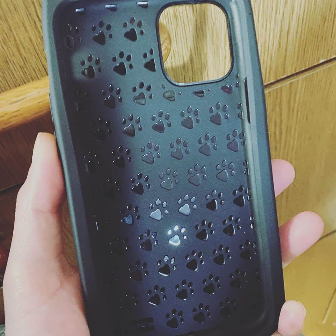小原尚子のインスタグラム：「ケース今日届いたー 黒にゃんこかわゆ(´^q^｀)」