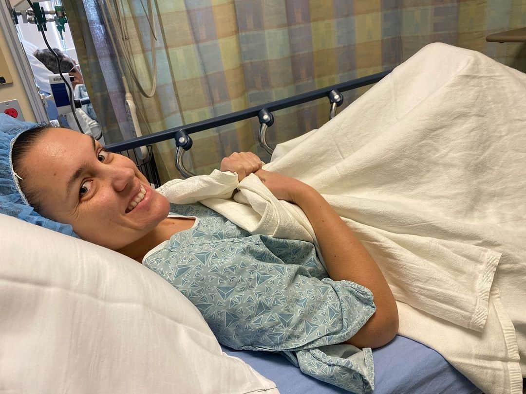 マット・ジャクソンのインスタグラム：「Most important person in my life, my awesome wife @mrsmatt.13 on the mend. ❤️」
