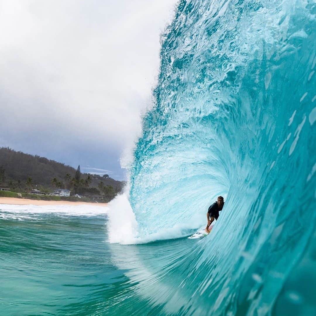 のインスタグラム：「ミゲル・トゥデラのディープバレル！ @migueltudelach knows the feeling. ⠀⠀ ⠀⠀ Equally dangerous in 20-foot Pico Alto as he is at a 3-foot beach break, we are stoked to have @migueltudelach join the Billabong team. Get to know the Peruvian charger: ⠀⠀ ⠀⠀ ▪️Hometown: Punta Hermosa, Peru ▪️Age: 24 ▪️Favorite Wave: Pico Alto ▪️Favorite Surf Movie: Trilogy ▪️Hobby Outside of Surfing: Editing Clips ▪️Barrels, Airs, or Turns: Big Barrels ▪️Currently Listening To: Rap & Hip Hop (Tupac & Biggie) ⠀⠀ ⠀⠀ Welcome to the crew, Miguel.」