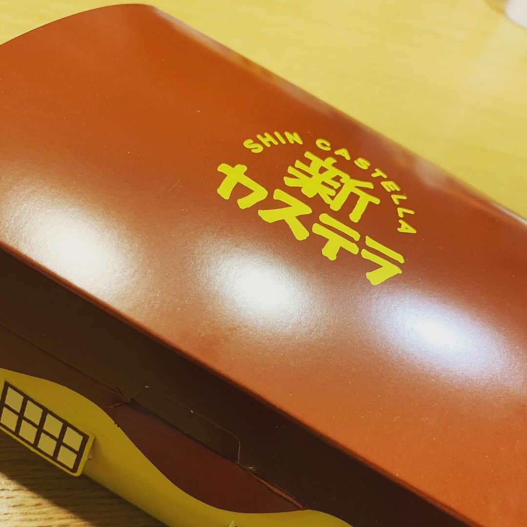 栗原由佳のインスタグラム：「オススメと聞いて、お友達と出かけた折にget👌🏻すっごいフワフワ！美味しかった💕 #新カステラ #新カステラ高円寺 #高円寺」