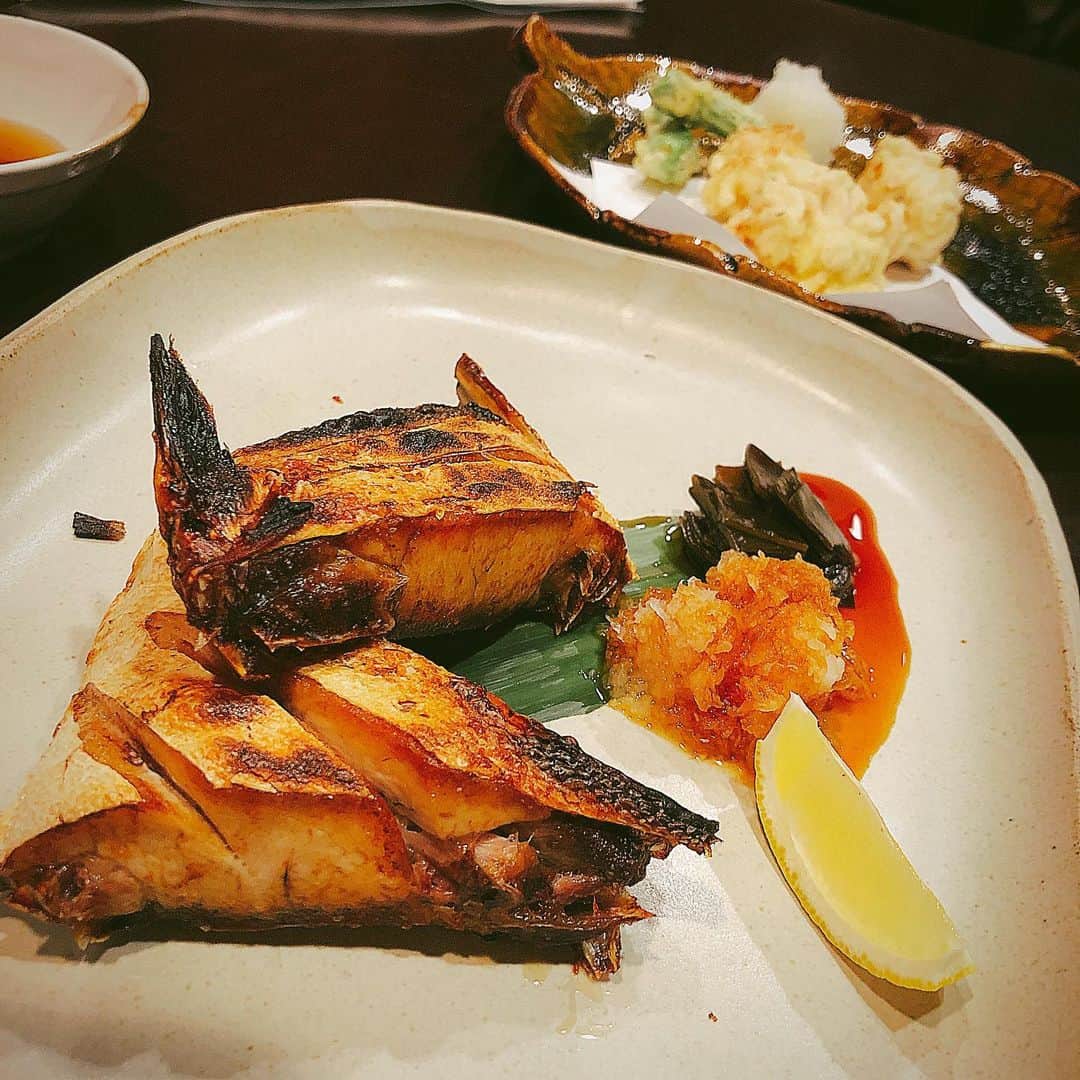 小峰みこさんのインスタグラム写真 - (小峰みこInstagram)「いつもお肉ばっかり載せてるけど、魚介類も大好きだよ😘 . #白海老の天ぷら #ぶりの塩焼き #餐 #식사 #Lezat #맛있는 #冬の #食べスタグラム #tempura #salt-grilled」11月22日 9時52分 - mico_19911201