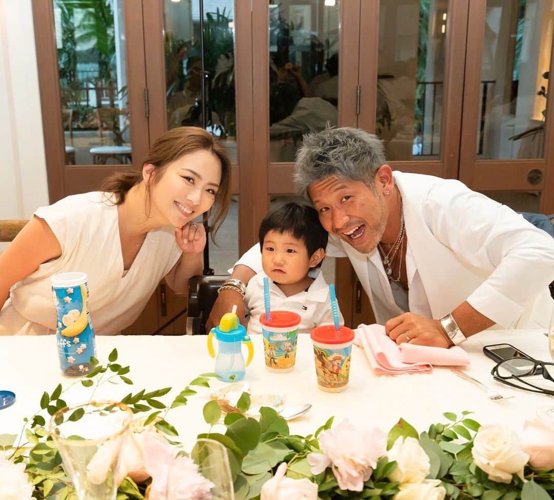 藤田志穂さんのインスタグラム写真 - (藤田志穂Instagram)「@tomokotamogami  の結婚式inハワイ👰🤵🌴半年前（笑） ・ あたしムチムチだし、夫は微妙な顔してるけど、息子が小さくて可愛いのでアップしてしまうパターン👦 ・ まだ赤ちゃんだけど、この頃は更に赤ちゃんだなぁ👶 ・ そう言えば 今もだけど、この頃から息子はほぼ席に居なかった🤣 ・ たもの結婚式に関しては、書き出したら長くなってしまうので割愛しておこう☺️ ・ 本当におめでとう✨ ・ 人生初の友人代表スピーチは、講演会より緊張した気がします😂 ・ あぁー 今日は寒いしハワイ行きたい。。。行きたい🌴🌺🌴 ・ #happy #wedding  #hawaii  #hawaiiwedding  #familyphoto  #familytrip  #1歳6ヶ月 #ちびっこジャイアン #ふじたの子育て」11月22日 9時54分 - shiho_fujita44