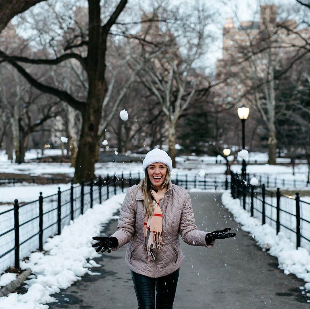 ナターリア・ガウジオのインスタグラム：「O tanto que eu amo esse lugar não ta escritoooo... Tbt de onde eu queria estar nesse momento!! Por que até congelar de frio em NY é maravilhoso, ahahahah!! 🔙🙏🏻🇺🇸😍✨❄️☃️📸🗽❤️ #frozen #inlove #tbt #newyork #cold #snow #centralpark #usa #myfavplace #trip #nyc」