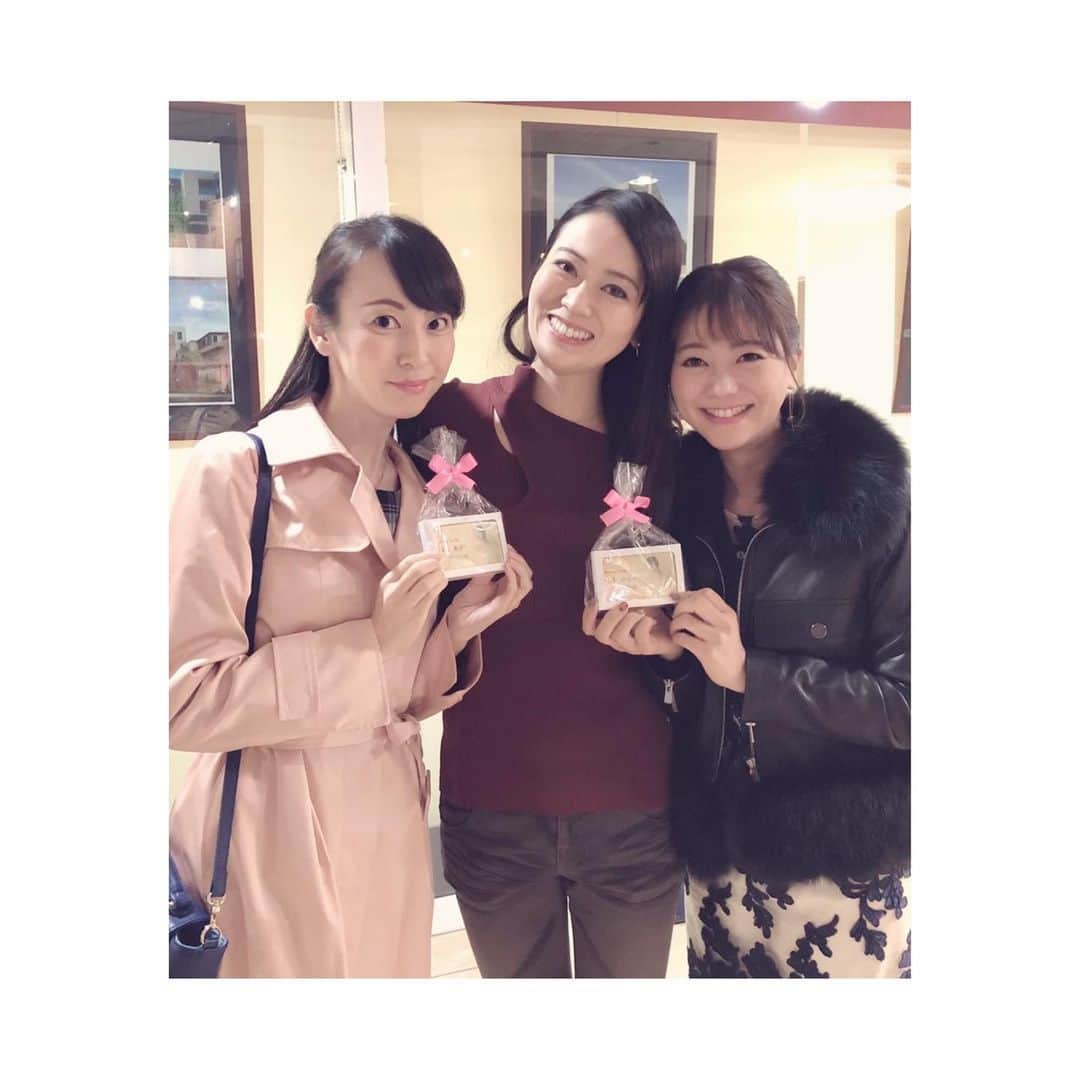 煌月爽矢のインスタグラム：「.﻿ .﻿ 一昨日無事に初日を迎え、今日は3日目。﻿ そして今日を入れてあと3日の公演となりました(*´ｪ｀*)﻿ ﻿ ﻿ 久しぶりに沢山の方々とお会い出来てテンション上がります♡﻿ ﻿ 初日に来てくれた大好きなお友達、フリーアナウンサーの井上英里香ちゃん✨✨✨﻿ どんな時も明るくて優しくて、友達としても一人の女性としても超魅力的なえりかちゃん。﻿ ﻿ ﻿ ご友人の直井梓さんもありがとうございました😊﻿ ﻿ ﻿ ﻿ 下北沢B1劇場の客先との距離の近さ！！﻿ すぐ触れられる距離なのに客席と舞台は当たり前に全然違う空間で…とても不思議です(*´ｪ｀*)﻿ ﻿ ﻿ #井上英里香　ちゃん﻿ #直井梓　さん﻿ #或るかぎり﻿ #芝居﻿」