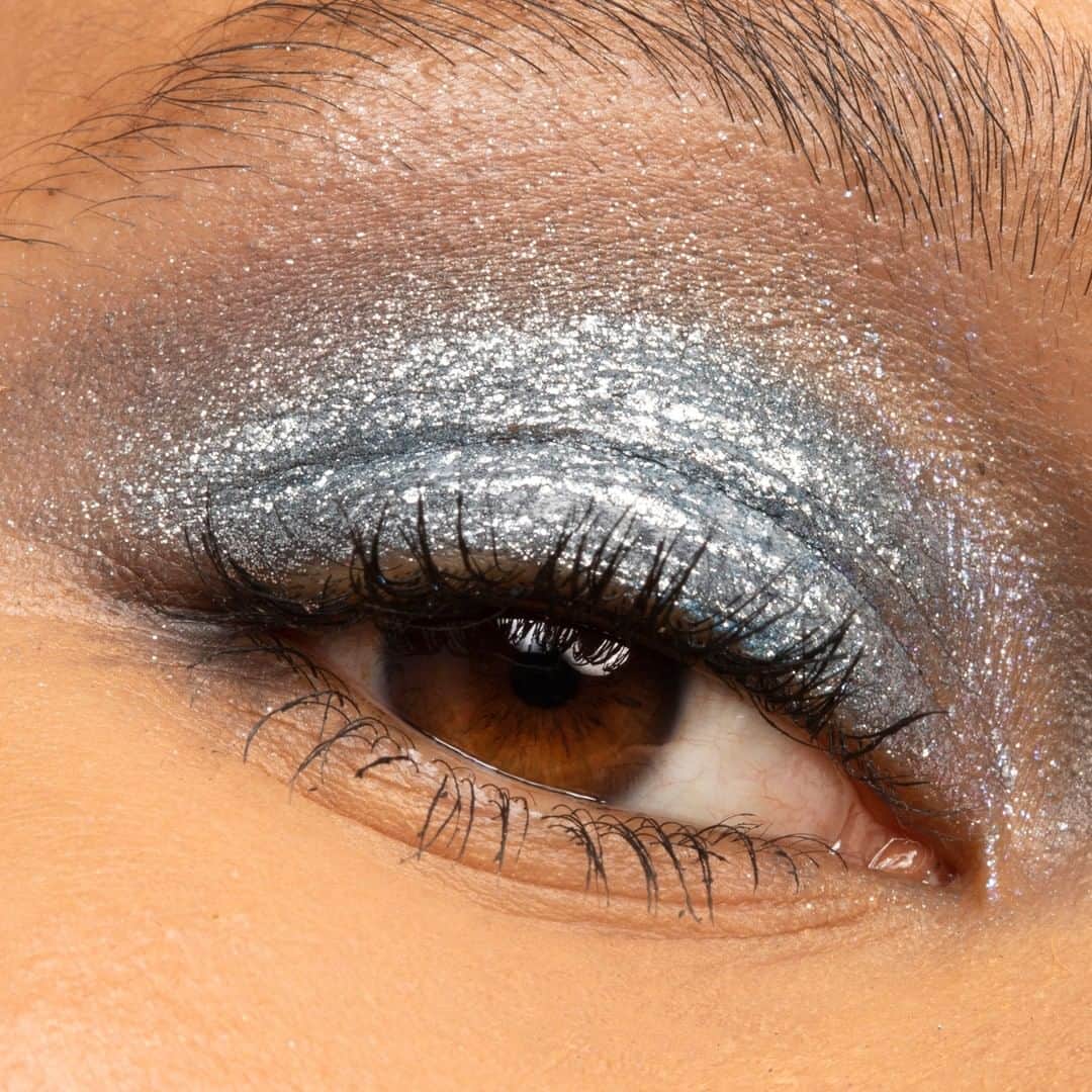 Smashboxのインスタグラム：「Fact: the more glitter you wear, the more holiday party invites you'll get.⠀⠀⠀⠀⠀⠀⠀⠀⠀ ⠀⠀⠀⠀⠀⠀⠀⠀⠀ Product featured: Nova from our Cosmic Celebration 3-Palette Shooting Star Set」