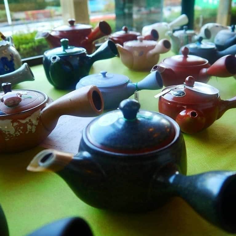 kawanepassportのインスタグラム：「川根茶のお土産でオススメ🍵✨ こちらは川根本町の澤本園さん🎶  個人的に急須が好きなので1枚目に載せましたが、お茶に合わせ、可愛い急須や湯飲みも売っています。  今買うなら、「かわねびより」がオススメ。新茶時期に手摘みした茶葉を熟成、丁寧に仕上げた希少なお茶です。秋冬限定販売、今だけのお茶で、買えるのは１月まで！  今なら可愛い卓上カレンダー付き、かわねパスポートを使えばさらにお得です💕  #川根本町#島田市 #かわねパスポート #澤本園 #kawanepass #大井川鐵道 #ooigawarailway」