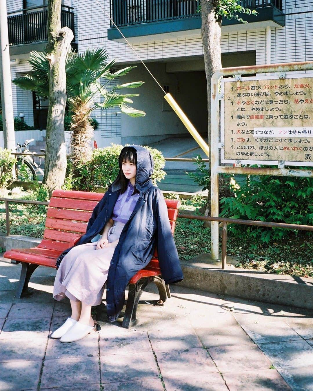 志田彩良のインスタグラム：「・ お日様が暖かかった日のシュールな写真。笑 今日はより一層冷え込んでいますが しっかり着込んで万全な装備で外へ✊🏻 特に体調に気を付けなければいけない 季節が来てしまいましたが 皆さんもお気をつけて下さいね。」