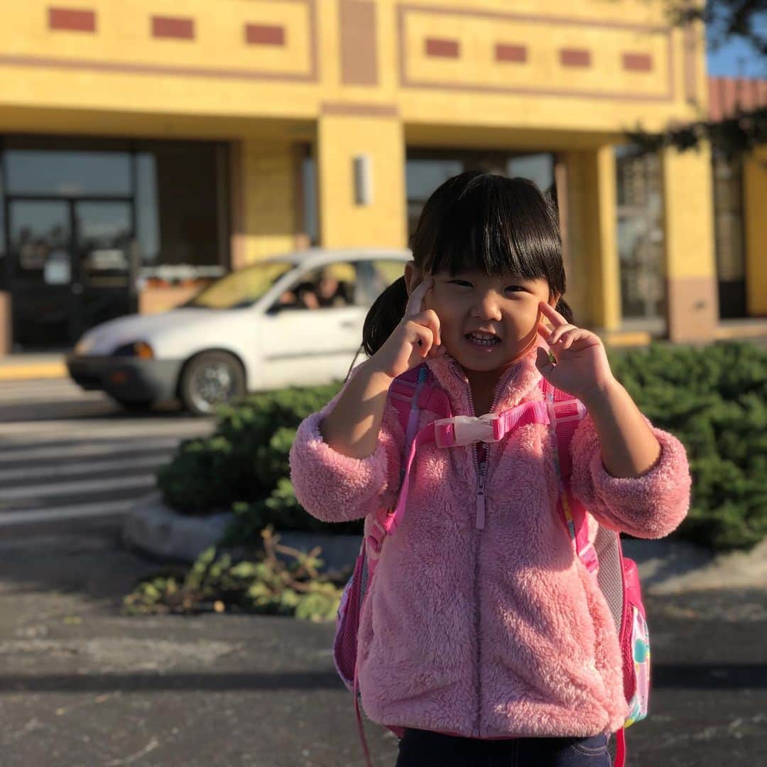 フロリダさえさなのインスタグラム：「Sana really loved this preschool and teachers. She calls Ms. Lindsay “teacher”. She is going to new place from next month. Thank you for taking care of this little monster.」