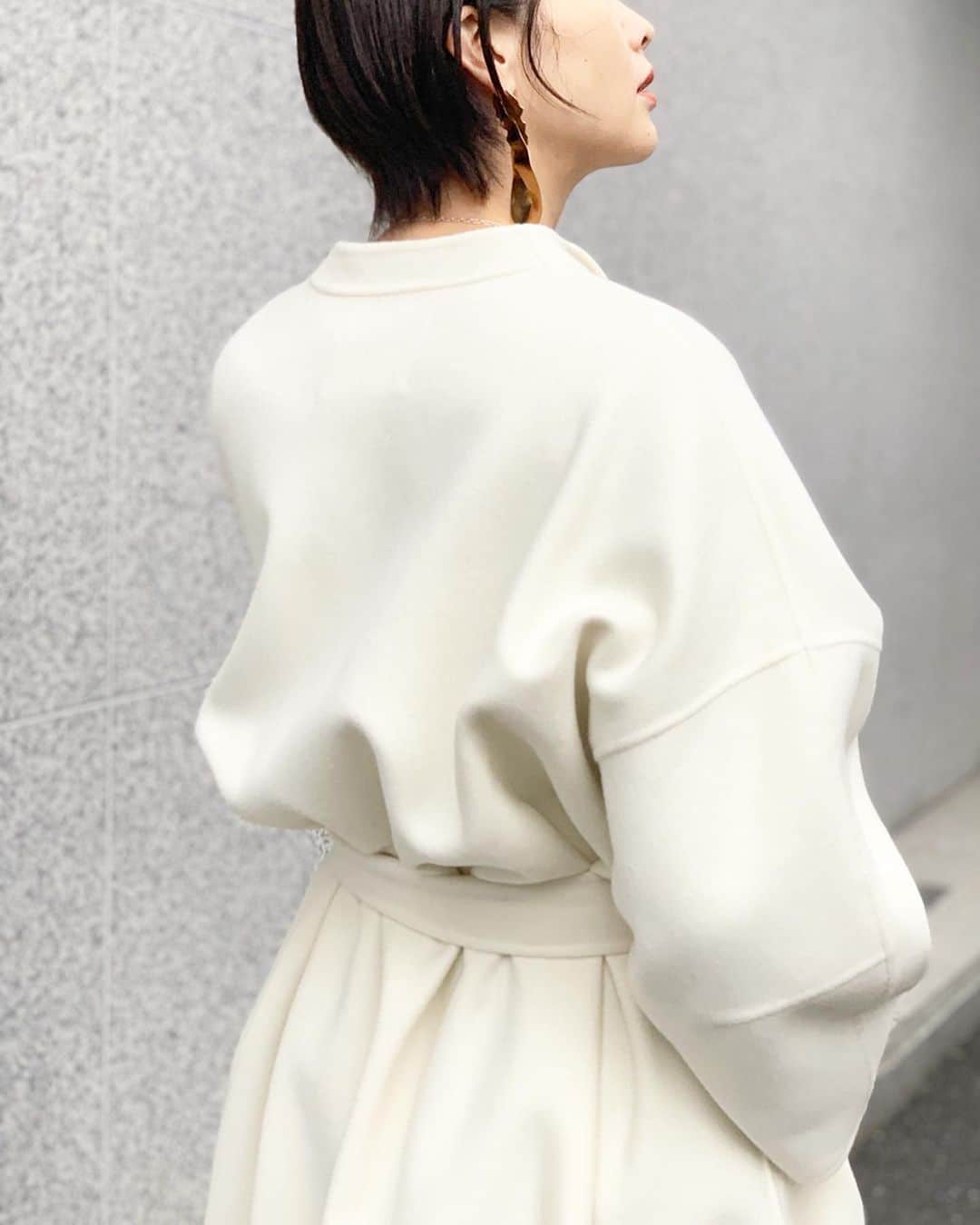 のインスタグラム：「River Slit Coat @aewen_matoph  上質なイタリアのMANTECO社ウールを使用したリバーコート 分量たっぷりですが軽く、温かく肩凝りしらず やっぱアウターは軽いに限ります ポンチョ風に作りたかったので、サイドスリットをラウンドさせ、女性らしく仕上げました ビックサイズなので、ローゲージニットやフーディを中に着ても、もたつかずすっきり着れますよー  そろそろ冬本番かな？今朝も寒かったですね なんだか喉イタイけど、早めの薬で乗り越えますー！ 皆さんも体調気を付けて下さいね やっと、金曜日だーね  #aewenmatoph #イウエンマトフ #riverslitcoat #white #brown #orange」