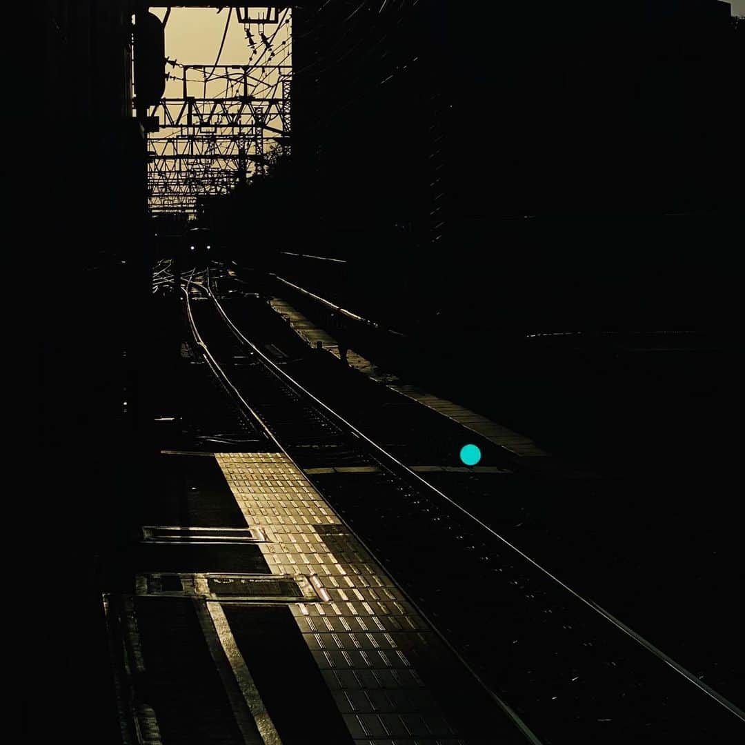 松村太郎さんのインスタグラム写真 - (松村太郎Instagram)「#Sunset of the last #Autumn day at somewhere #Station in #Tokyo. The train geeks in Japan are incredibly genius, they will detect where I took this photo.  #ShotoniPhone11 #nofilter」11月22日 10時08分 - taromatsumura