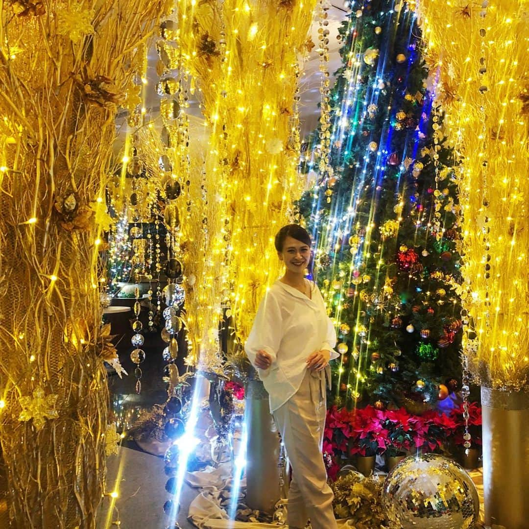 里井真由美さんのインスタグラム写真 - (里井真由美Instagram)「🎄🌰 クリスマスモンブラン♪ ・ ・ 2019年グランドハイアット東京さんのクリスマス発表会へ。テーマは「Heart Of Gold (思いやりの心)」 @grandhyatttokyo ・ ・ 手間隙かかった「モンテビアンコ ジャポネーゼ」♡国産栗を煮るところから始まり、バニラはタヒチ産(香りが抜群に良いの。 ・ ・ 個人的にも1番好きなバニラ)。ムースに刻み栗も入ってて食感良く大好き😘 ・ ・ 今年は全10種、1000台のプレミアムな令和初のコレクション！ ・ ・ 光り輝く思いやりの心がホテルから皆さまへ、そしてそれが更に広がりますようにと 願いが込められているそう ・ ・ 世界大会で1位に輝いたシェフ監修の飴細工付ピラミッドケーキやフルーツタルトも登場してます♡ ・ ・ ameblo更新してます https://ameblo.jp/i-kitchen/entry-12545949565.html ・ ・ #グラハイスイーツ#グランドハイアット東京 #栗スイーツ#モンブラン#モンブラン巡り#和栗#和栗のモンブラン#栗#フランス栗#里井真由美#1級フードアナリスト里井真由美#さといいね#栗スイーツ#デパ地下#ホテルスイーツ#デパ地下スイーツ#ホテル#ありが糖運動#まゆログ」11月22日 10時10分 - mayumi.satoi