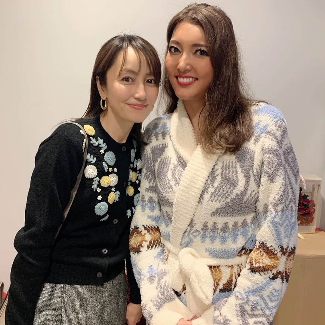 矢田亜希子さんのインスタグラム写真 - (矢田亜希子Instagram)「ミュージカル「天使にラブソングを〜シスターアクト〜を、母と2人で観に行ってきました！ 素晴らしかったです‼︎本当楽しかった！ #天使にラブソングを#シスターアクト#朝夏まなと　さん#朝夏さんのデロリス可愛くて面白くてパワフルでとっても素敵でした」11月22日 10時10分 - akiko_yada