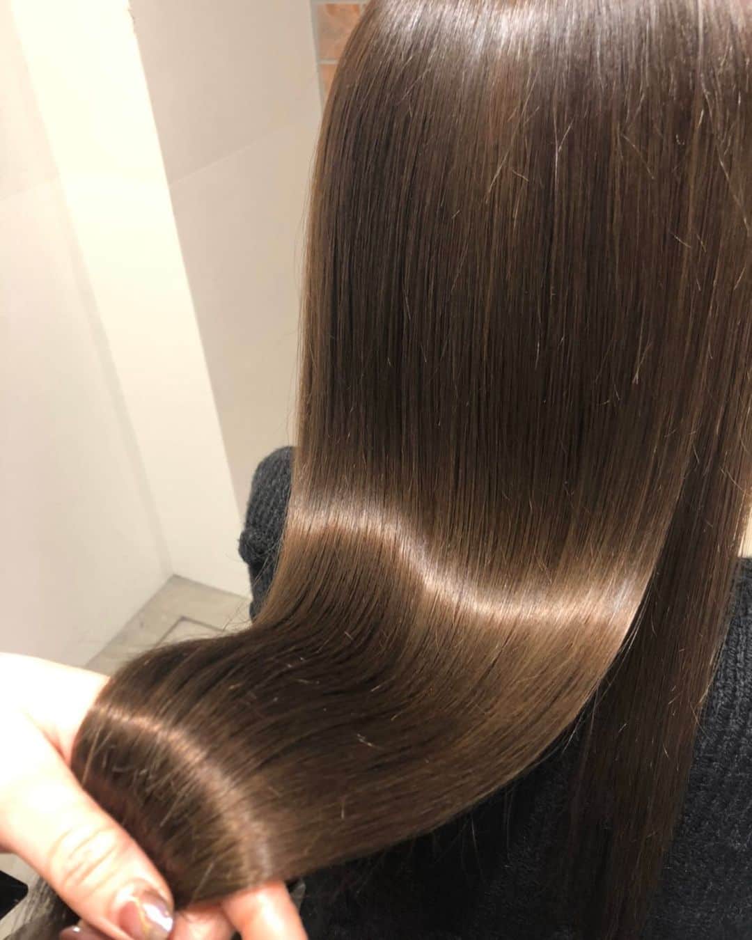 鮫島邦明のインスタグラム：「美髪、 サイエンスアクア 酸熱系トリートメント マリフォーストリートメント 髪質に合わせて薬剤はチョイスします  そしてホームケアがすごく大切 オッジオットシャンプー トリートメント、 ハホニコケラテックス オージュア avanceオリジナルシャンプー etcから  あなたにあったものを提案いたします  そしてドライヤー、アイロンがまた大切 ホリスティックキュア リュミエリーナー リファなどがあり それぞれの仕上がりなどが違います  是非ご相談下さい 12月キャンペーンも実施中 お気軽にご連絡下さい  #NIAWASE#美髪#ハイライト #アッシュカラー #梅田美容室 #梅田美容院 #ヘア#梅田ヘアスタイル #髪型 #ヘアセット #ヘアメイク #キラ水 #グラデーション #ホリスティックカラー #ヘアアレンジ #アレンジ #就活 #美容学生 #美容専門学校#gu #snidel #梅田美容師 #モデル #サロンモデル #サロモ #ヘアカタ #ショートヘア --------------------------------------. 梅田と東京出店を計画中 スタッフ募集中メッセージくださいね★ AVANCE.CROSStuin梅田茶屋町 TEL06-6377-7211 AVANCE.CROSSmel c西梅田 TEL06-6348-2050 gif.hair TEL06-6377-7277 AVANCE.京橋 TEL06-6356-1555」